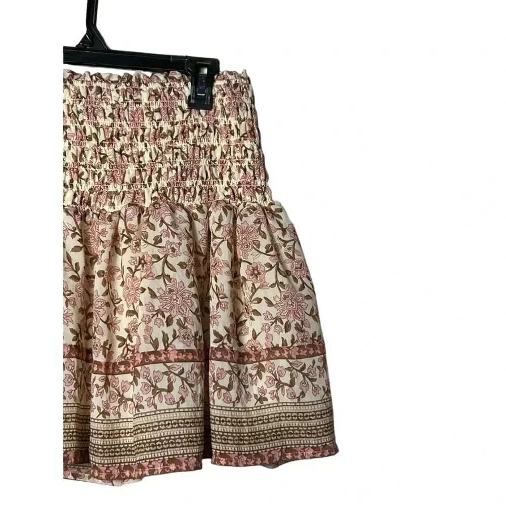 1696. BLU PEPPER SMOCKED AND FLARE SKIRT SIZE SMALL FLORAL PATTERN MINI LENGTH‎
